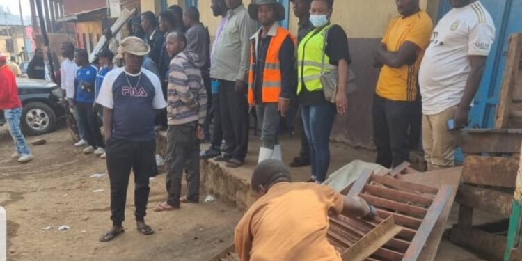 Bukavu : 25 caisses de bière et 14 rails volés à la Bralima récupérés par le bourgmestre adjoint de Kadutu