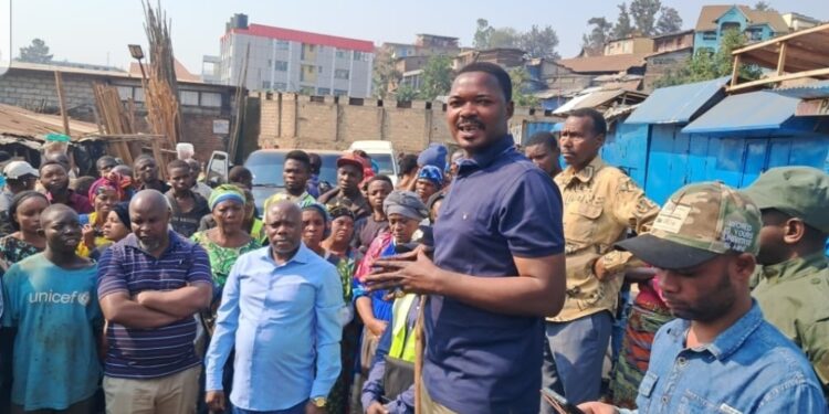 Bukavu : Le bourgmestre de la commune de Kadutu Me Byamungu Kazimiri lance les travaux de construction d’un Hangar au marché Beach Muhanzi