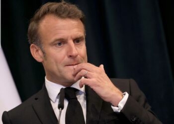 Conflit à l’Est de la RDC : Emmanuel Macron réclame la réouverture urgente de l’aéroport aux vols humanitaires